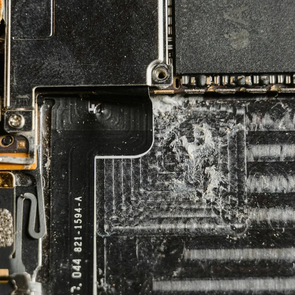 l'interno di un dispositivo elettronico con troppa polvere e detriti