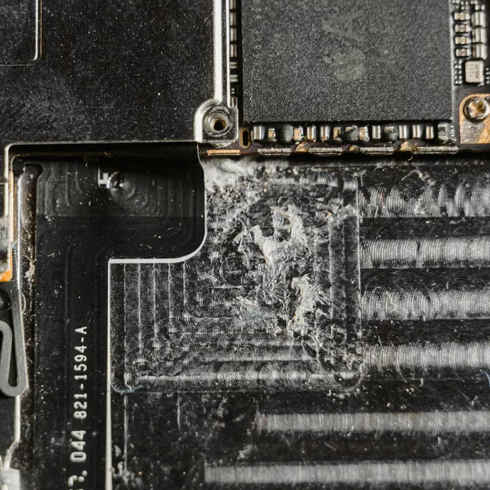 l'interno di un dispositivo elettronico con troppa polvere e detriti