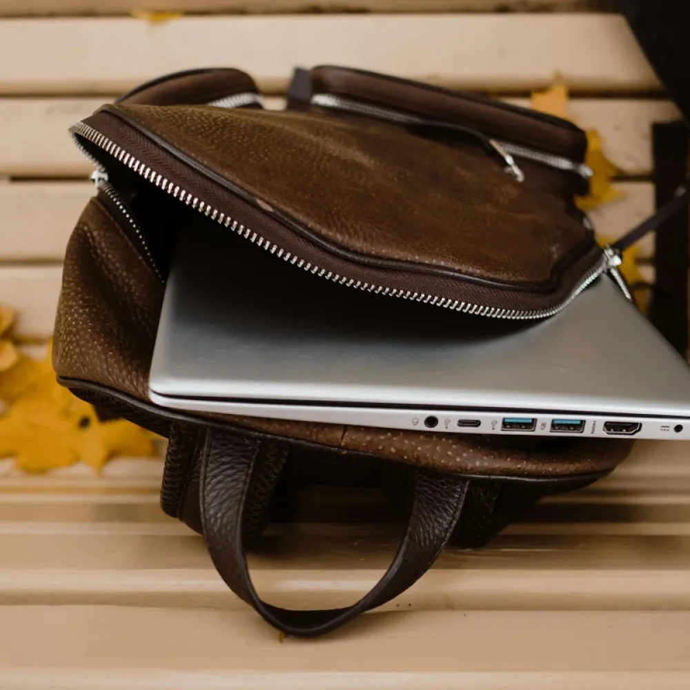 un pc in una borsa con le porte usb in bella vista