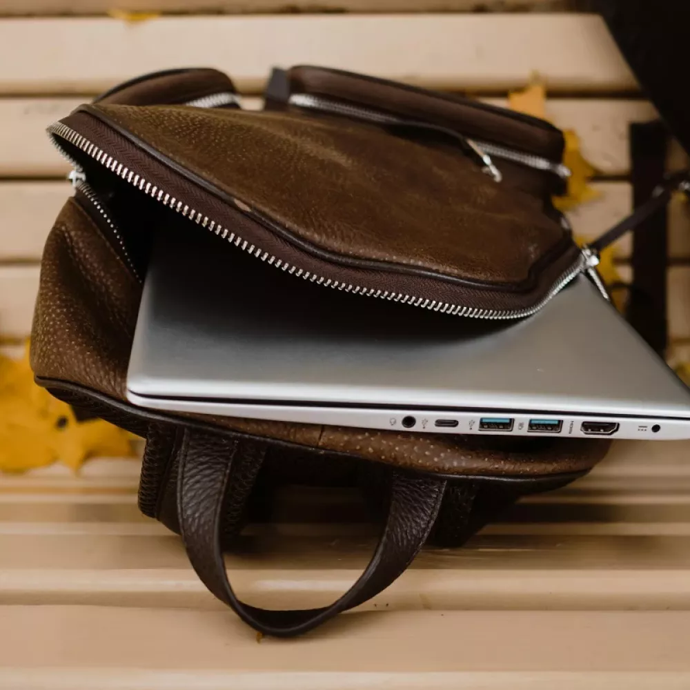 un pc in una borsa con le porte usb in bella vista
