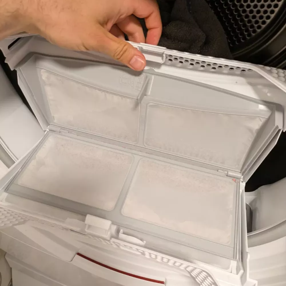 una fase della pulizia dei filtri dell'asciugatrice