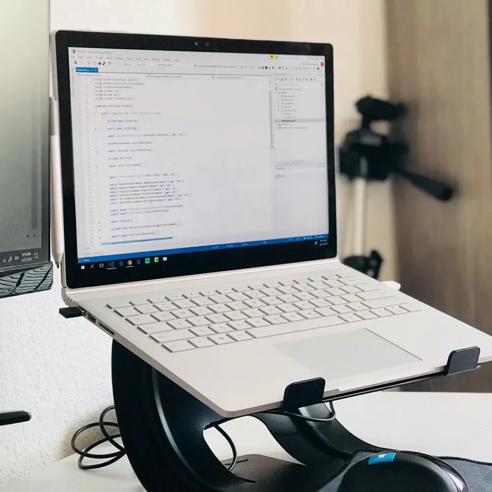 un pc sollevato dal tavolo: utile per evitare surriscaldamenti e alte temperature