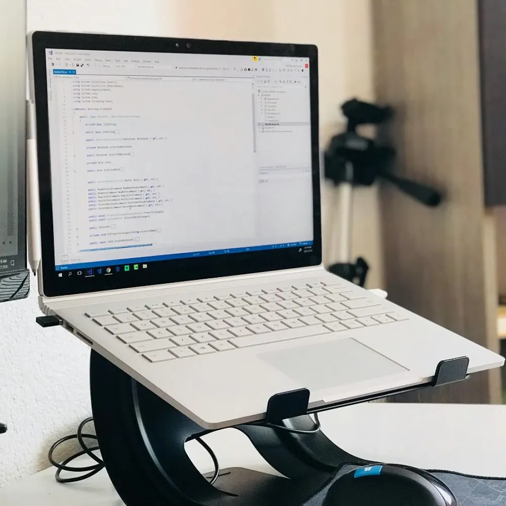 un pc sollevato dal tavolo: utile per evitare surriscaldamenti e alte temperature