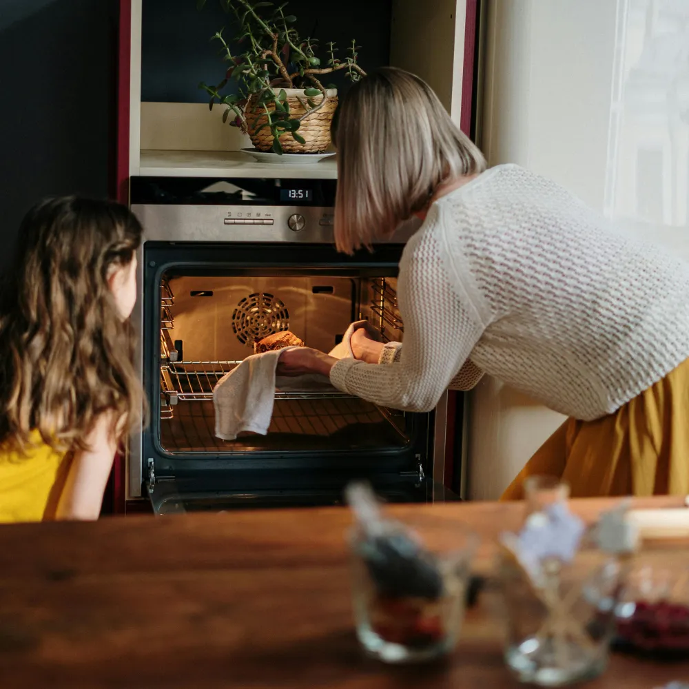 un forno combinato mentre cucina