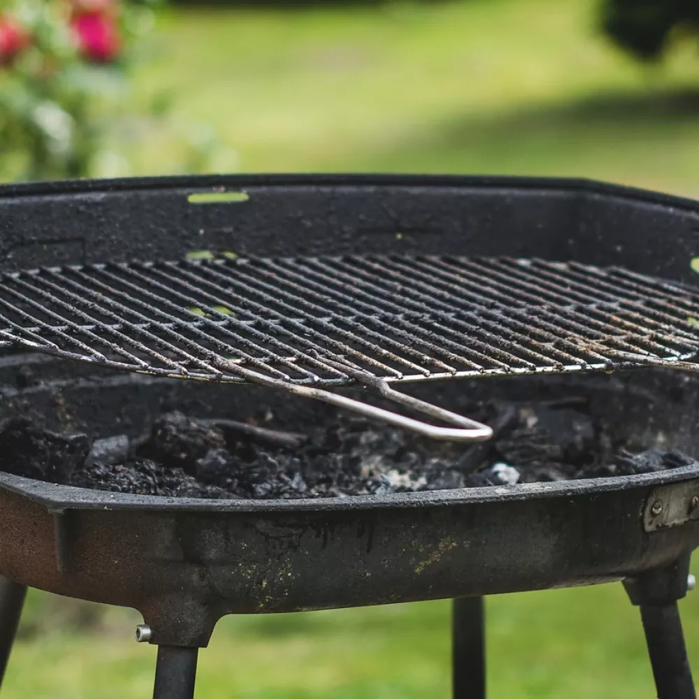 un grill che non ha bisogno di spazzolare le resistenze elettriche: è a carbonella