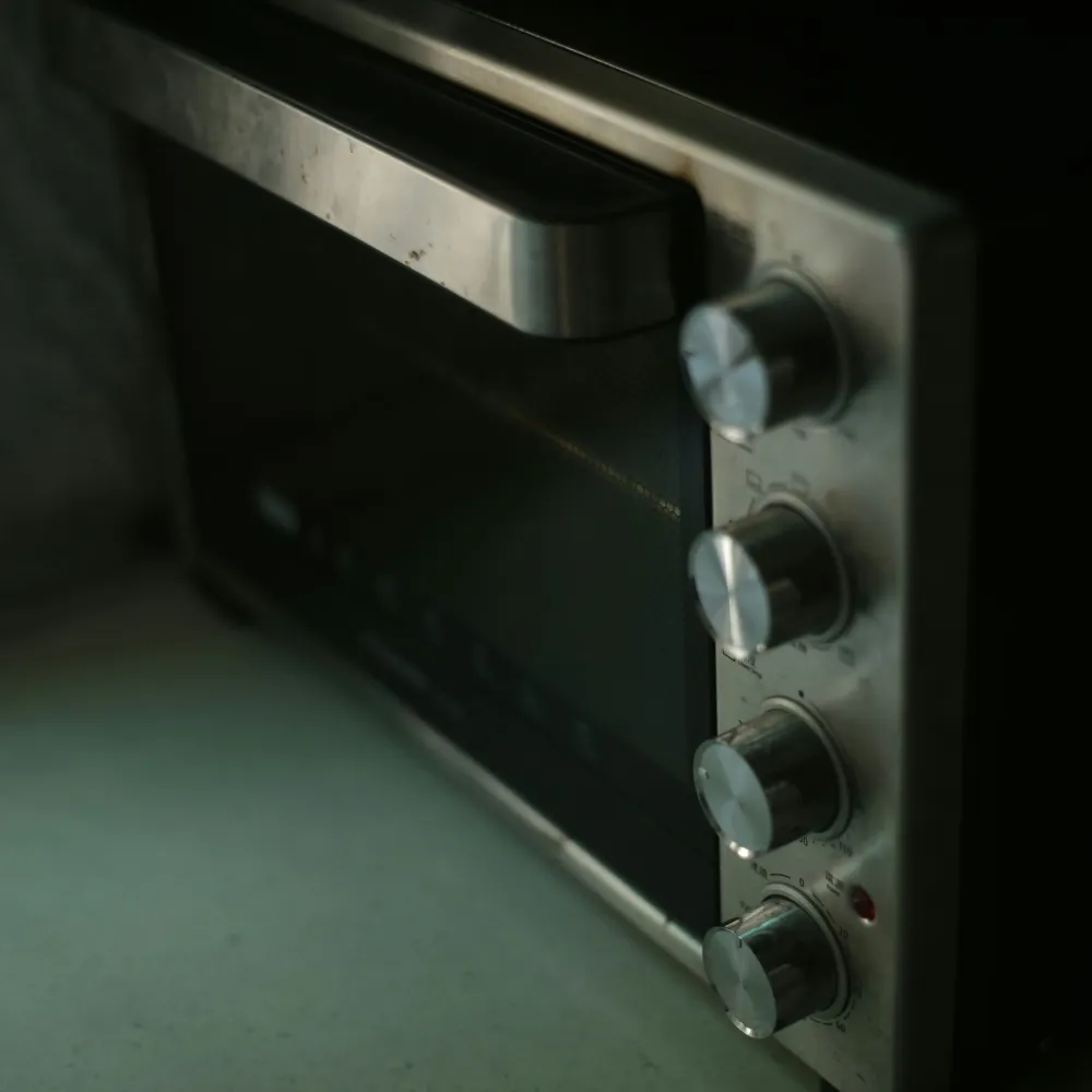 un forno elettrico dopo il surriscaldamento dovuto a mancanza di ventilazione