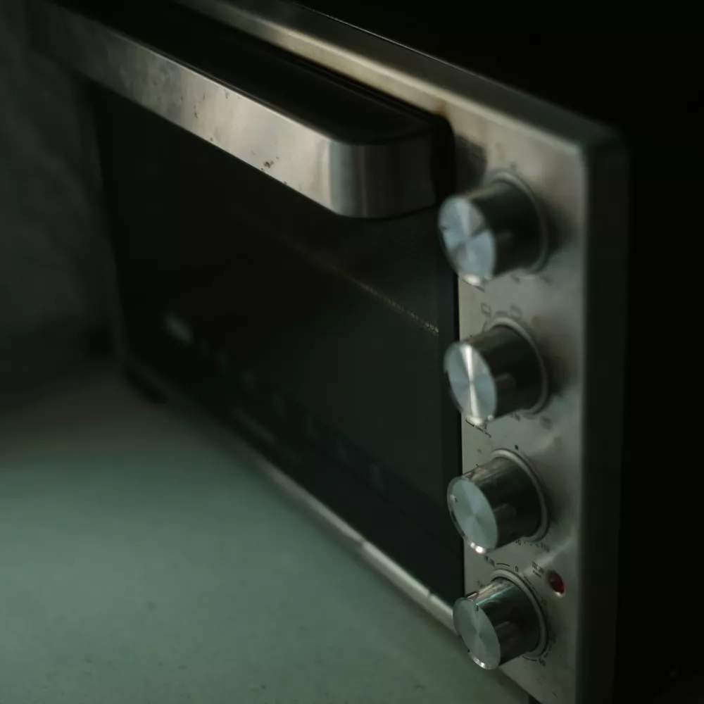 un forno elettrico dopo il surriscaldamento dovuto a mancanza di ventilazione