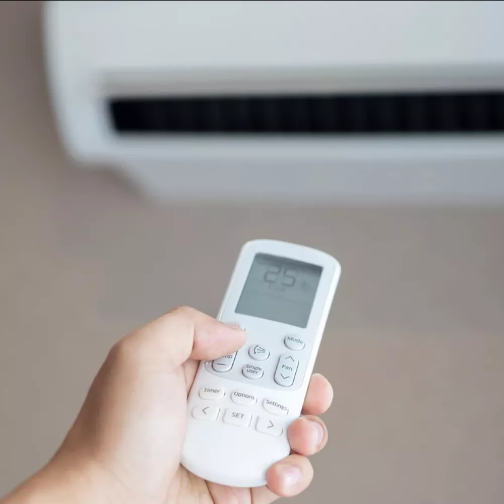 il telecomando di un sistema di climatizzazione: speriamo che il proprietario abbia fatto la manutenzione dei filtri del condizionatore