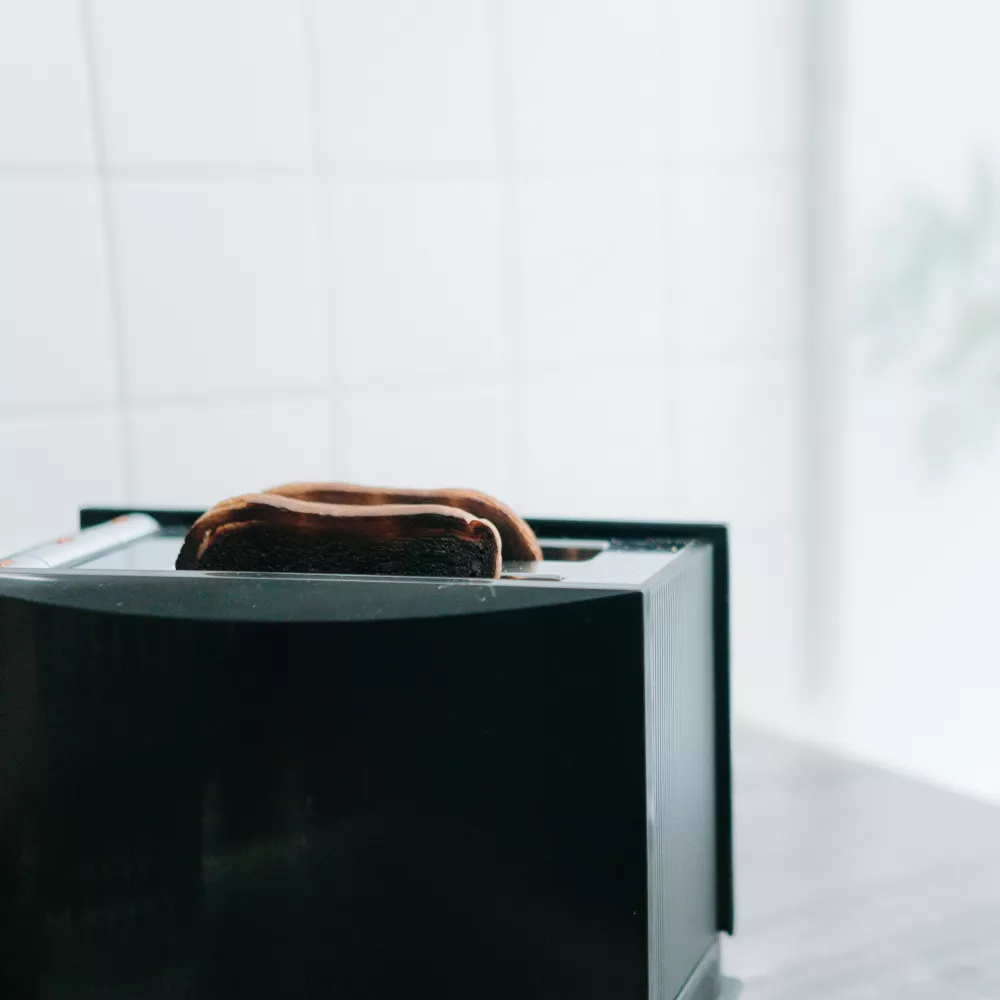 un tostapane in funzione alla mattina