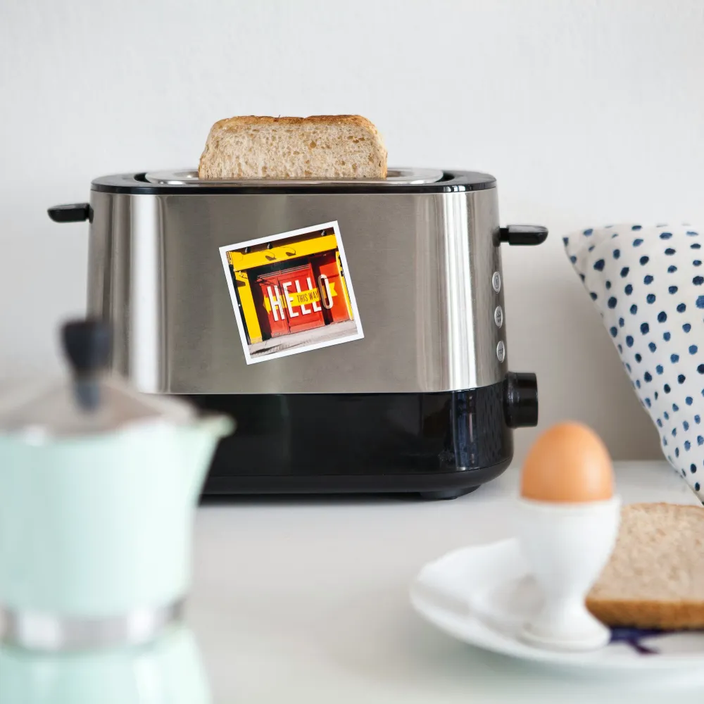 un tostapane in funzione per la colazione con le resistenze correttamente manutenute