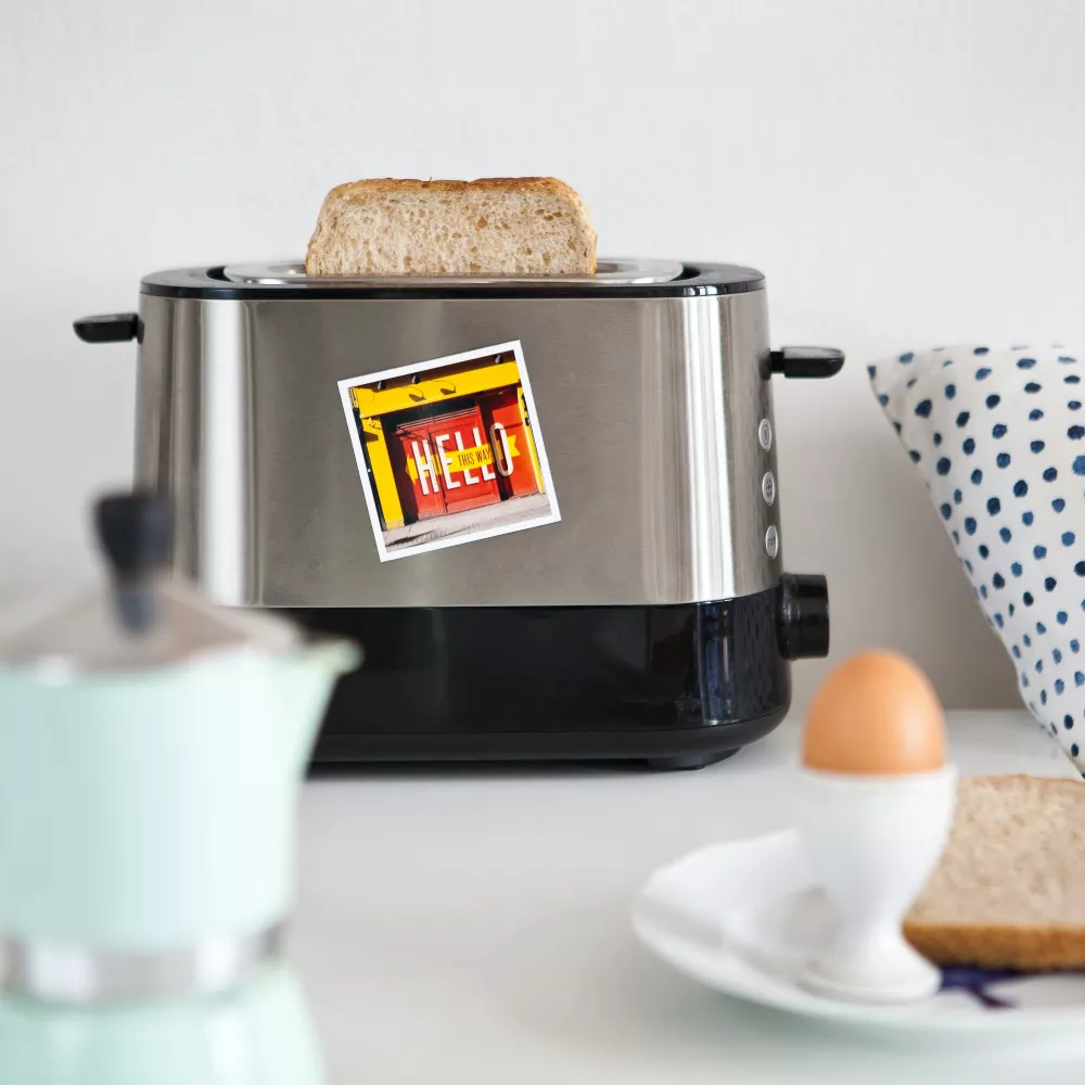 un tostapane in funzione per la colazione con le resistenze correttamente manutenute
