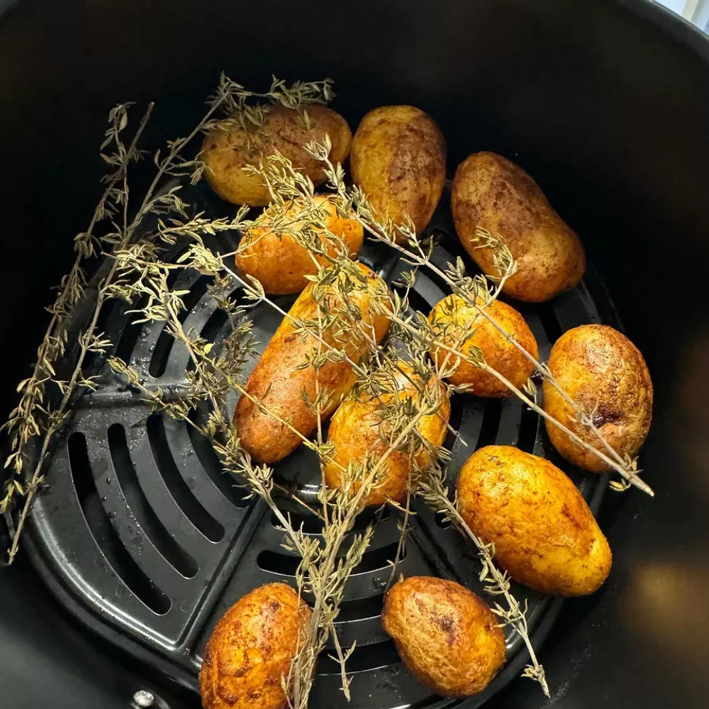 delle patate arrosto in una friggitrice ad aria: perchè la friggitrice in realtà è un forno a convezione d'aria