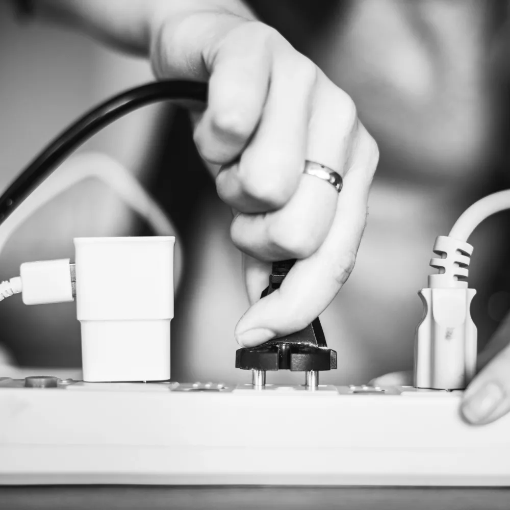 ecco il modo migliore per causare un cortocircuito nelle piastere per capelli: sovraccaricare una spina multipla