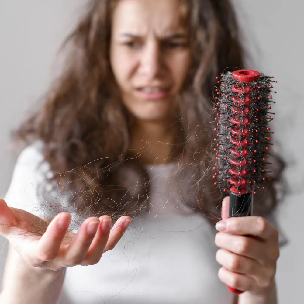 una donna si pettina e scopre con orrore i danni termici ai capelli