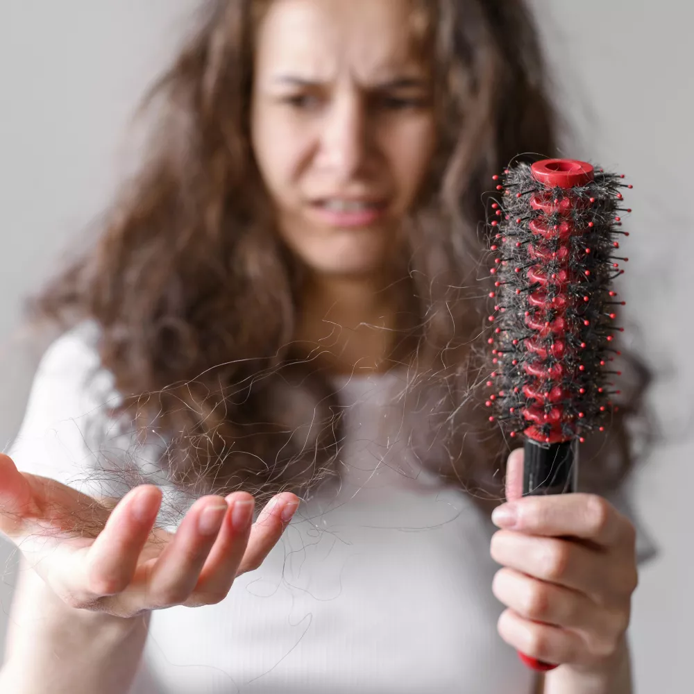 una donna si pettina e scopre con orrore i danni termici ai capelli