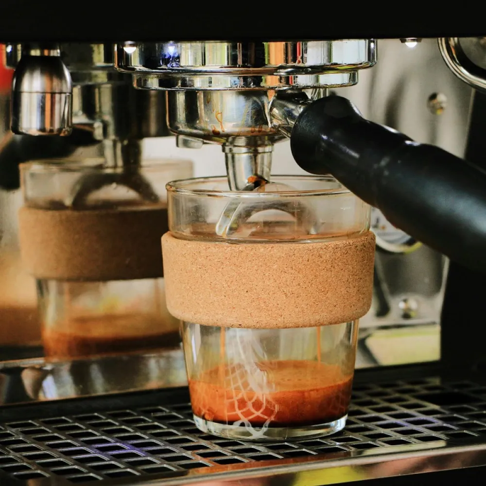 una semplice macchinetta del caffè per casa e ufficio