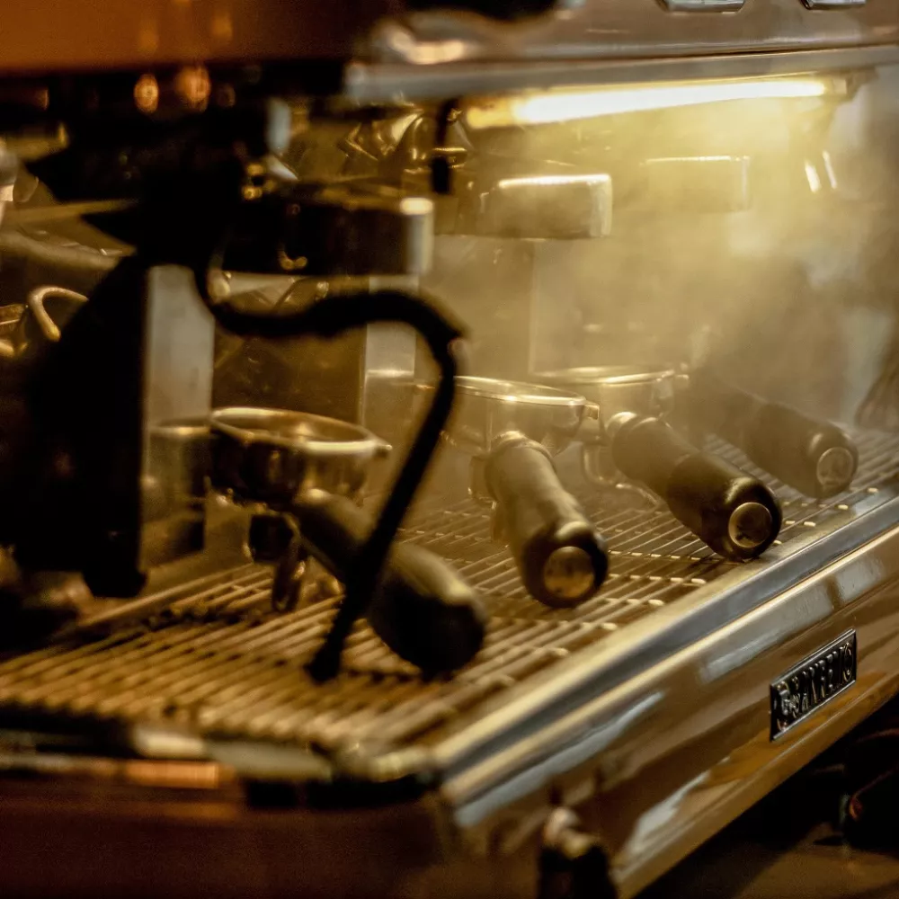 un soffio di vapore che fuoriesce da una macchina del caffe