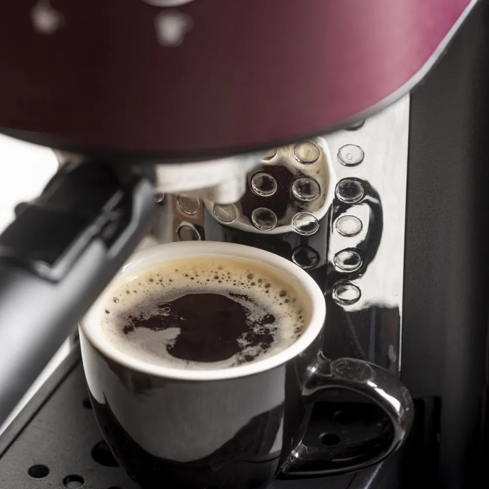 una macchina del caffè sta preparando un caffè lungo