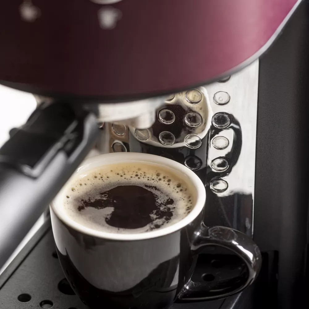 una macchina del caffè sta preparando un caffè lungo