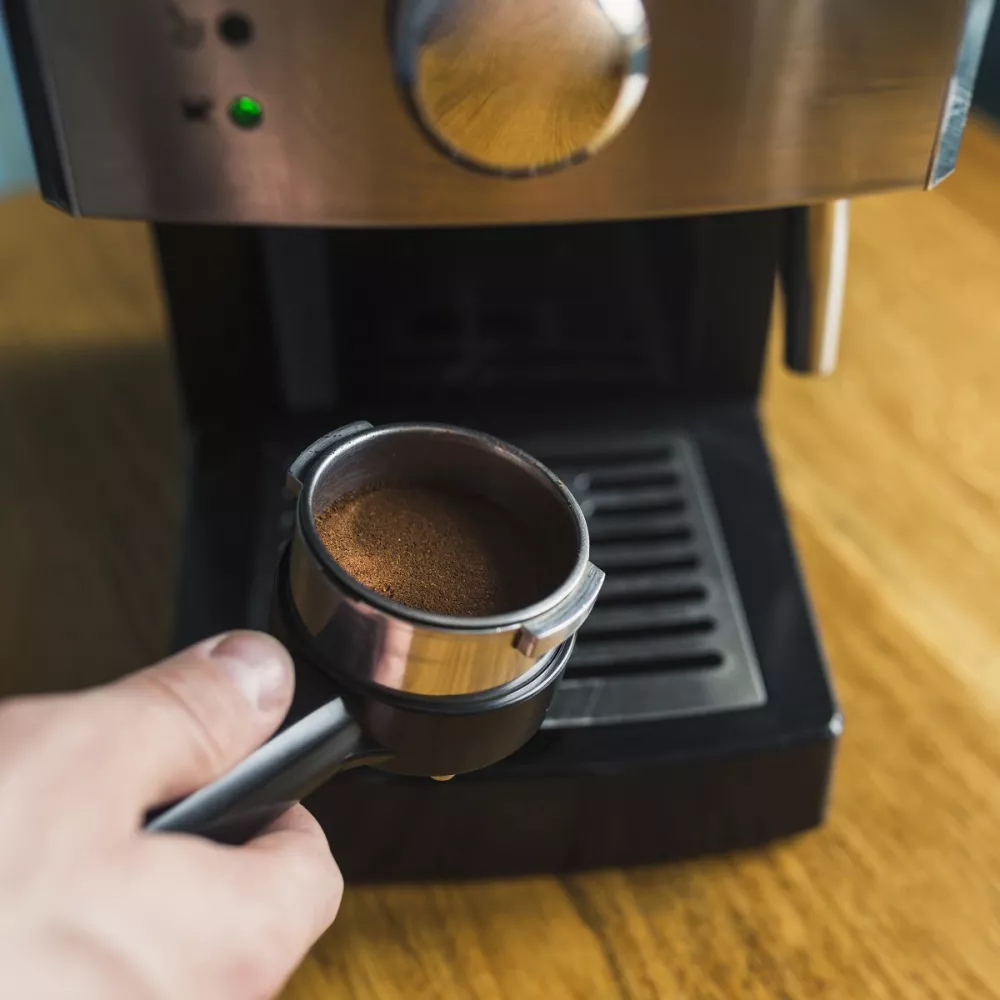 una semplice macchinetta del caffè per casa e ufficio