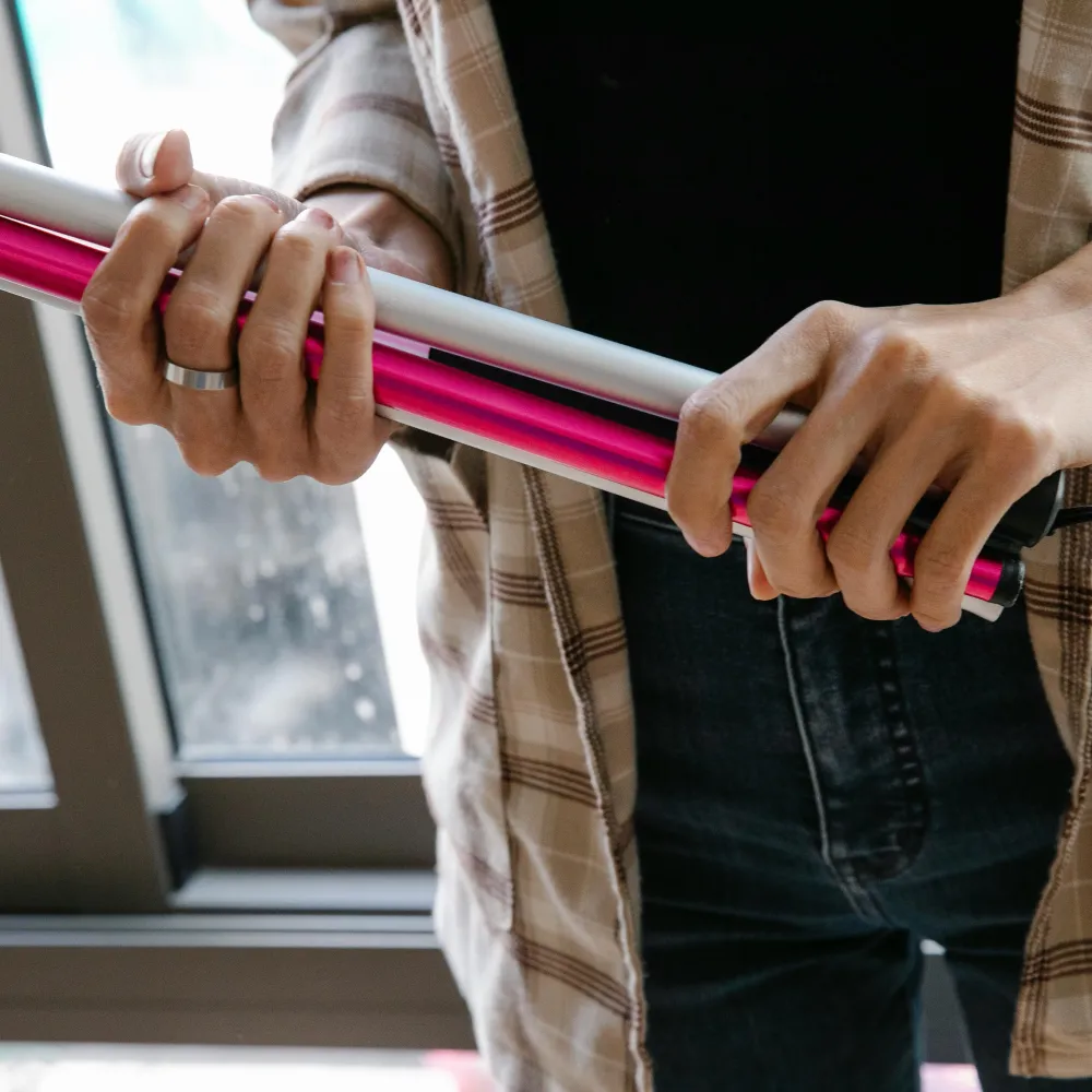 un hairdresser che impugna una piastra per capelli: attenzione alle bruciature