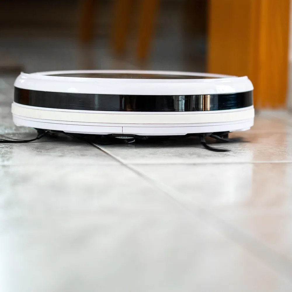 un robot aspirapolvere in blocco