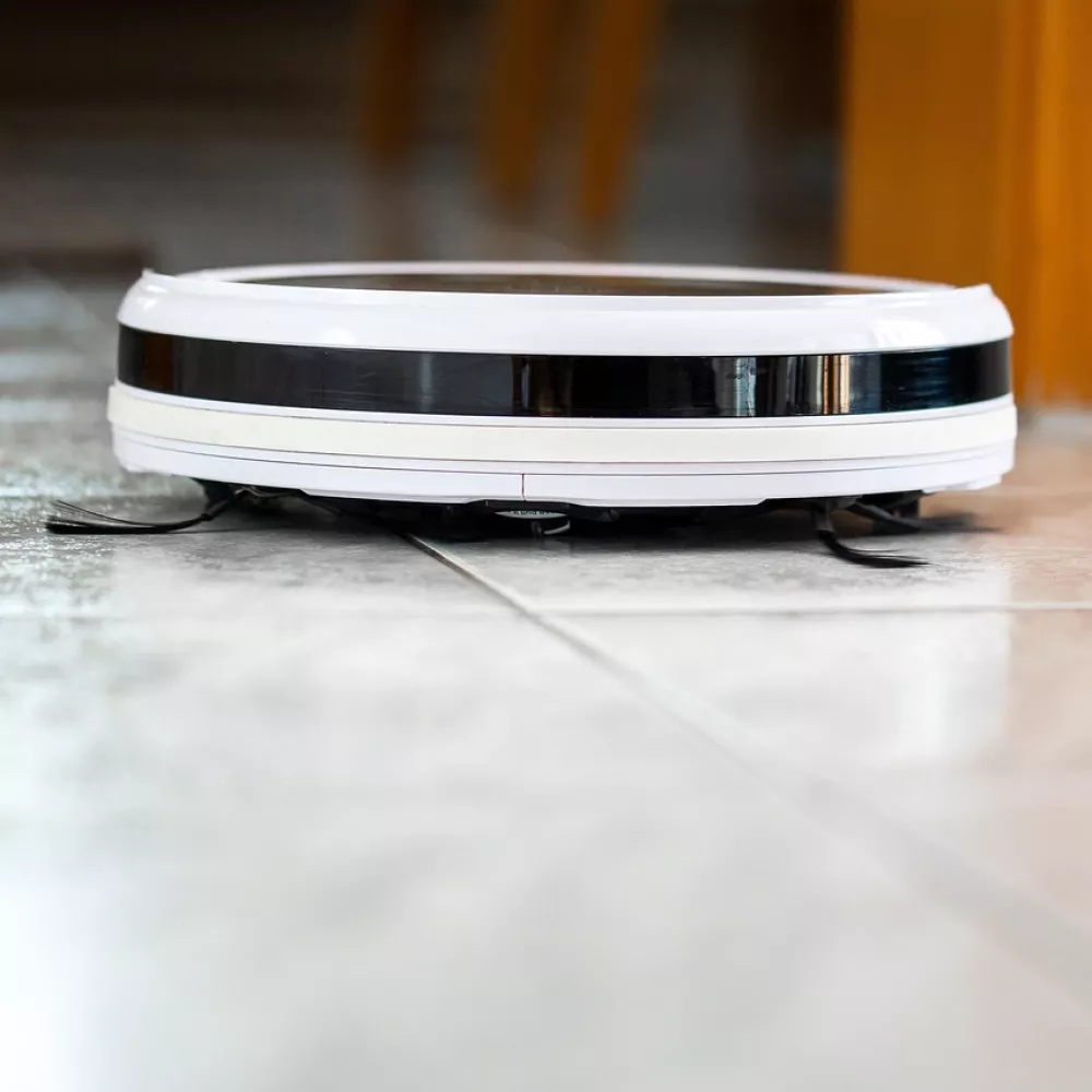 un robot aspirapolvere in blocco