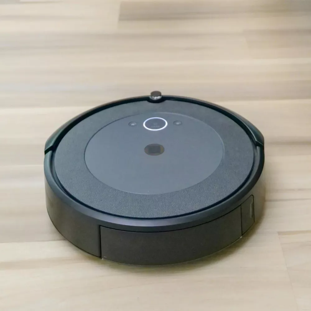 un robot aspirapolvere con le spie dei sensori accese