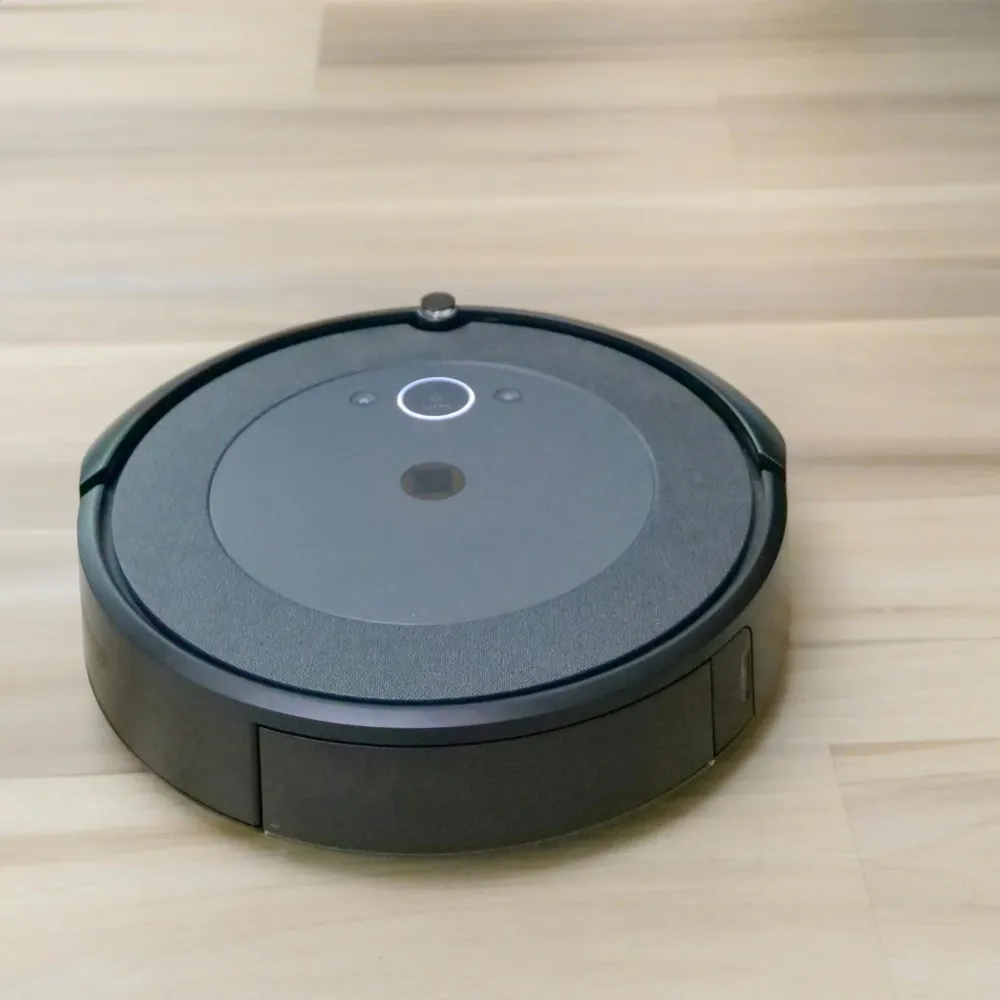 un robot aspirapolvere con le spie dei sensori accese