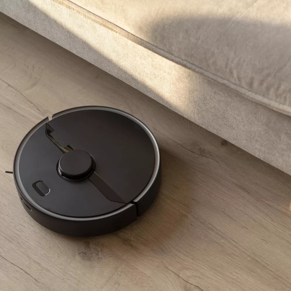 un robot aspirapolvere in azione