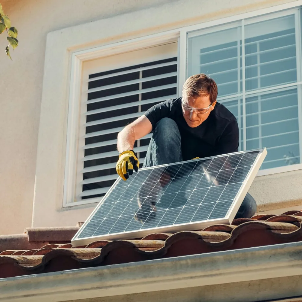 un operaio sta procedendo con la connessione dei pannelli solari alla rete domestica