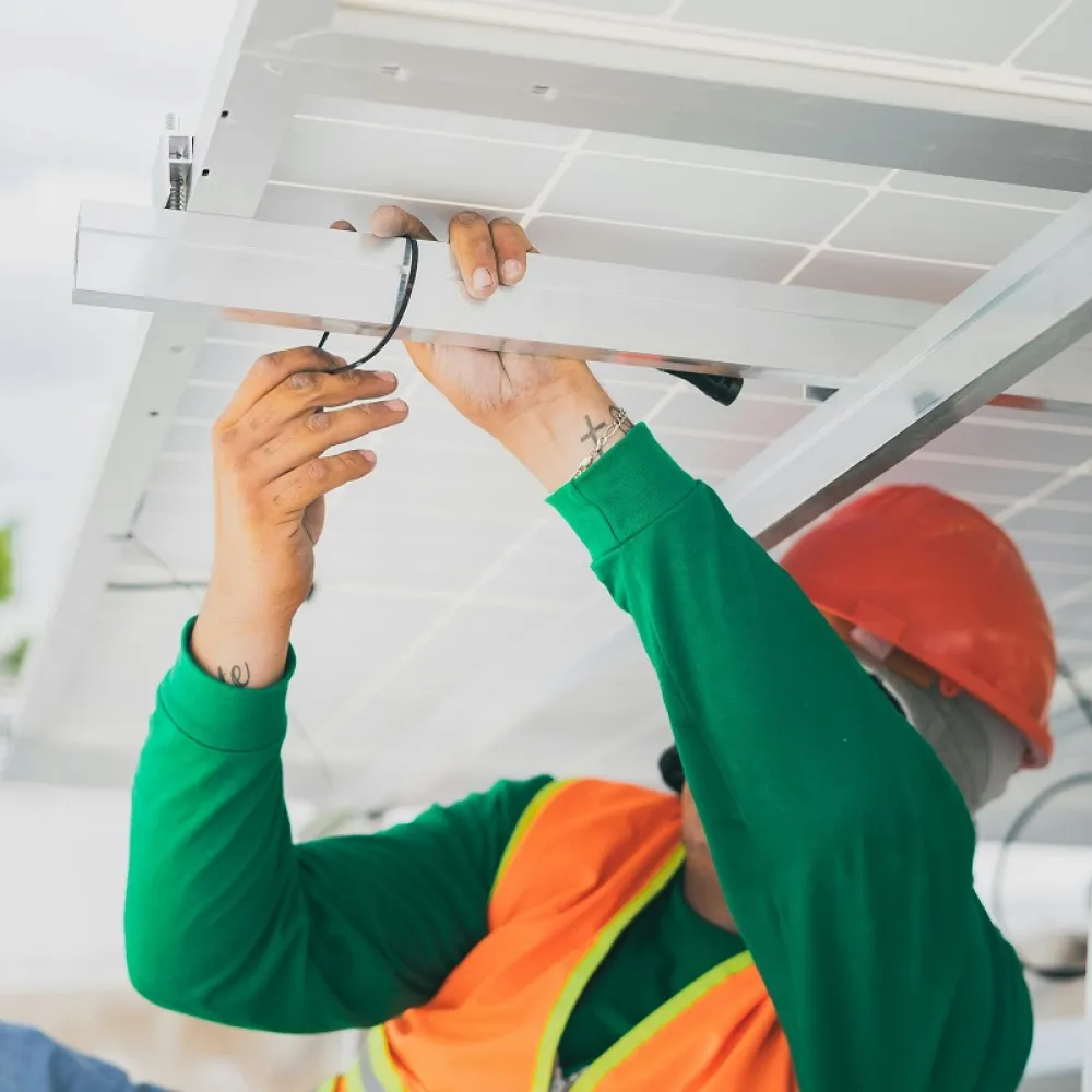 un tecnico sta montando un impianto fotovoltaico: sarà correttamente protetto dai fulmini?