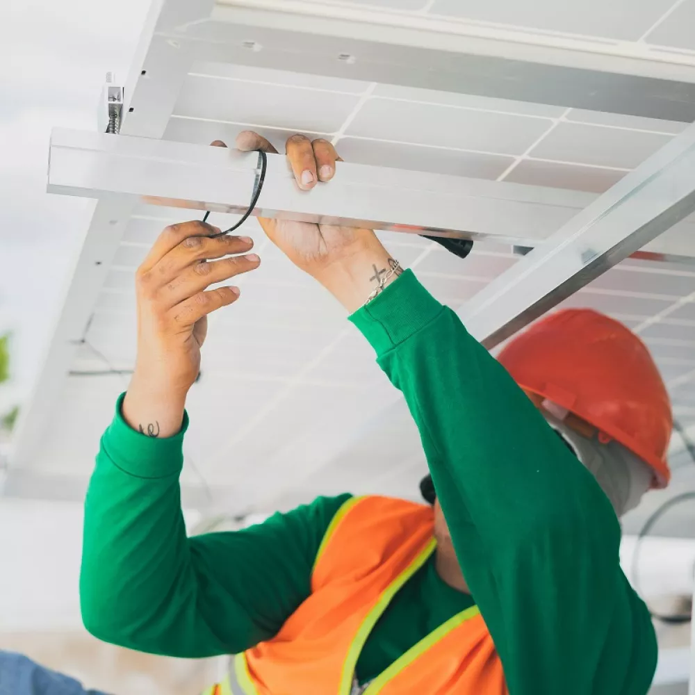 un tecnico sta montando un impianto fotovoltaico: sarà correttamente protetto dai fulmini?