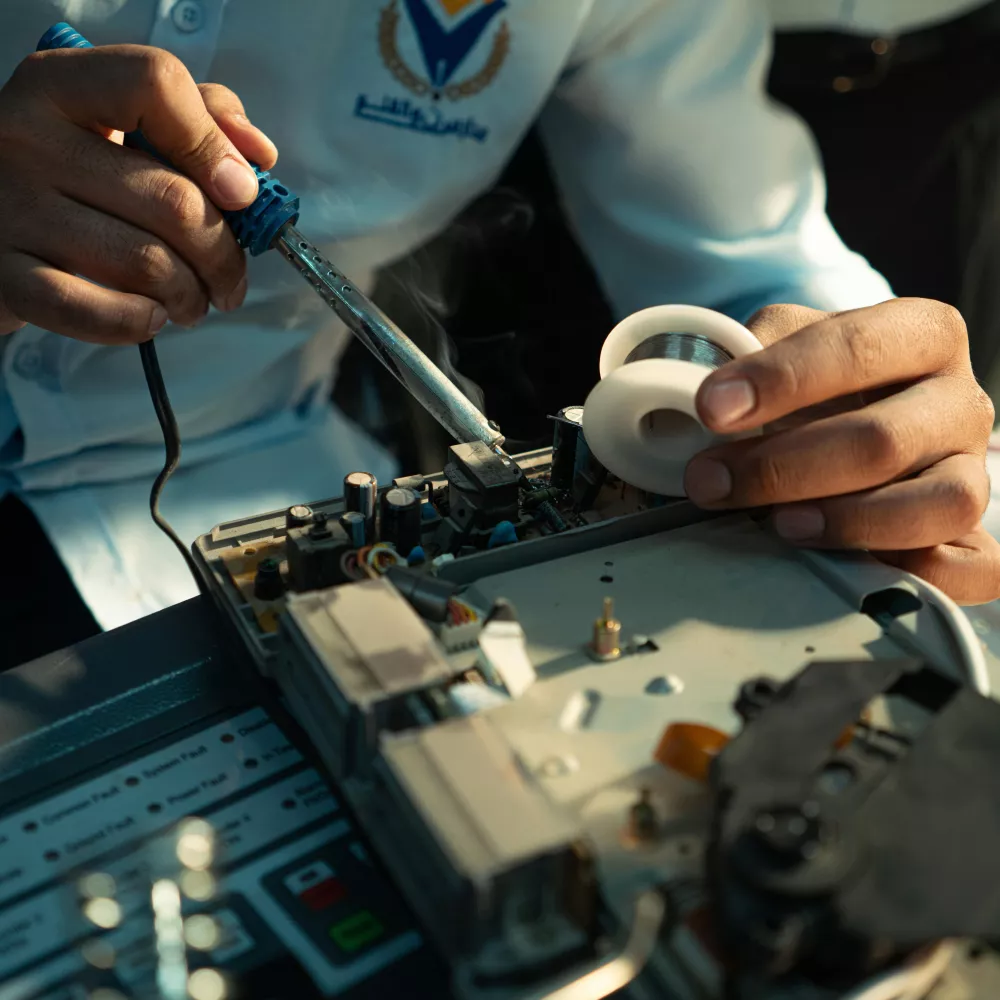 un tecnico specializzato sta riparando un apparato elettronico: che sia un microinverter?