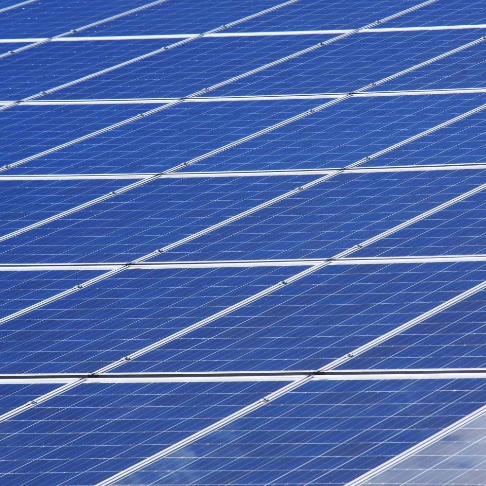 un tetto composto solo da pannelli solari