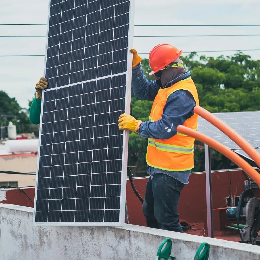 un operaio sta scaricando dal furgone un pannello fotovoltaico