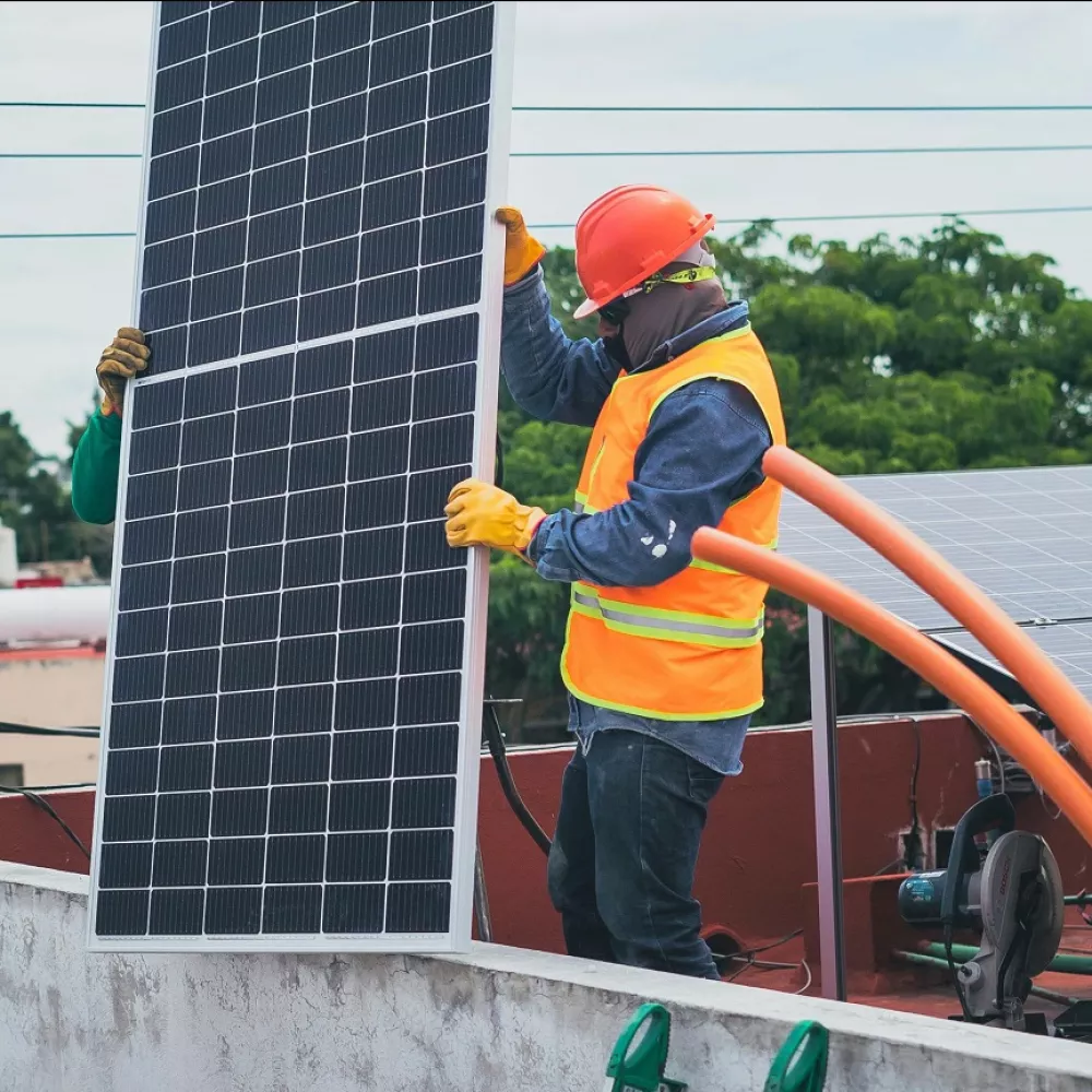 un operaio sta scaricando dal furgone un pannello fotovoltaico