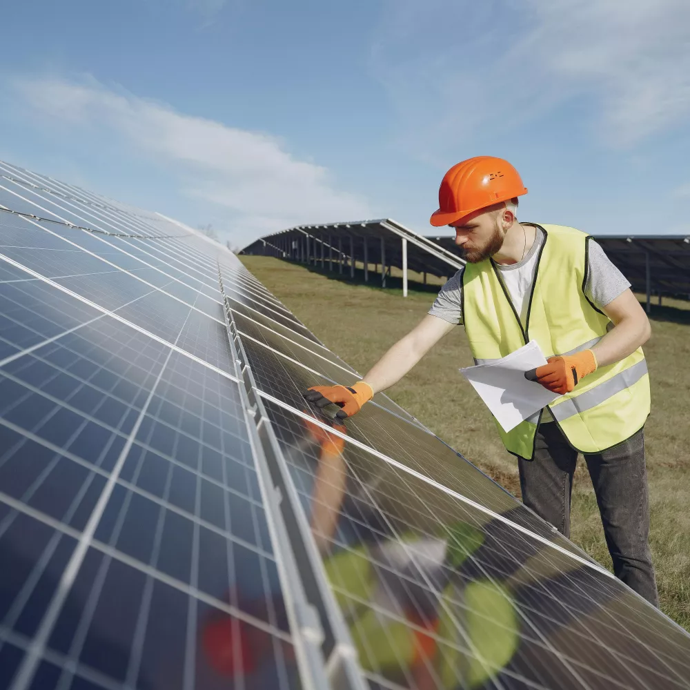 un tecnico controlla l'integrità di un impianto fotovoltaico dopo una tempesta di fulmini