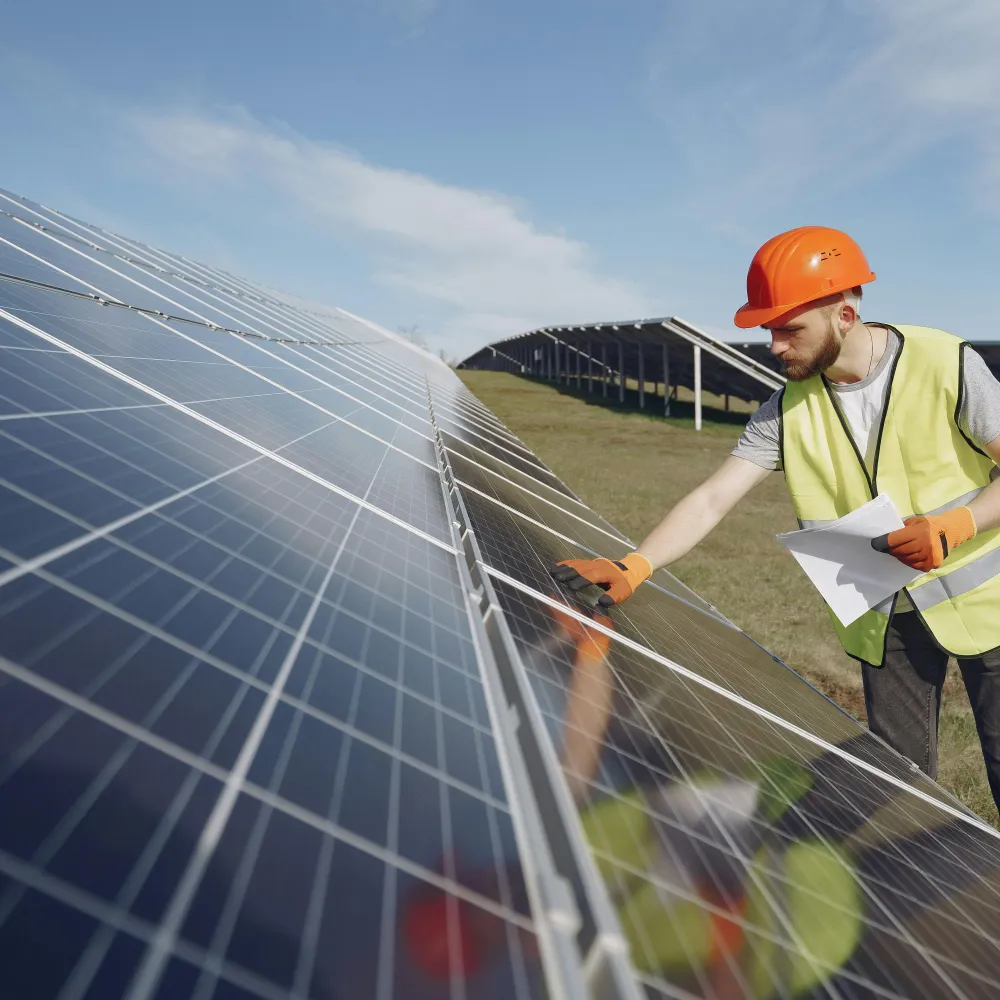 un tecnico controlla l'integrità di un impianto fotovoltaico dopo una tempesta di fulmini