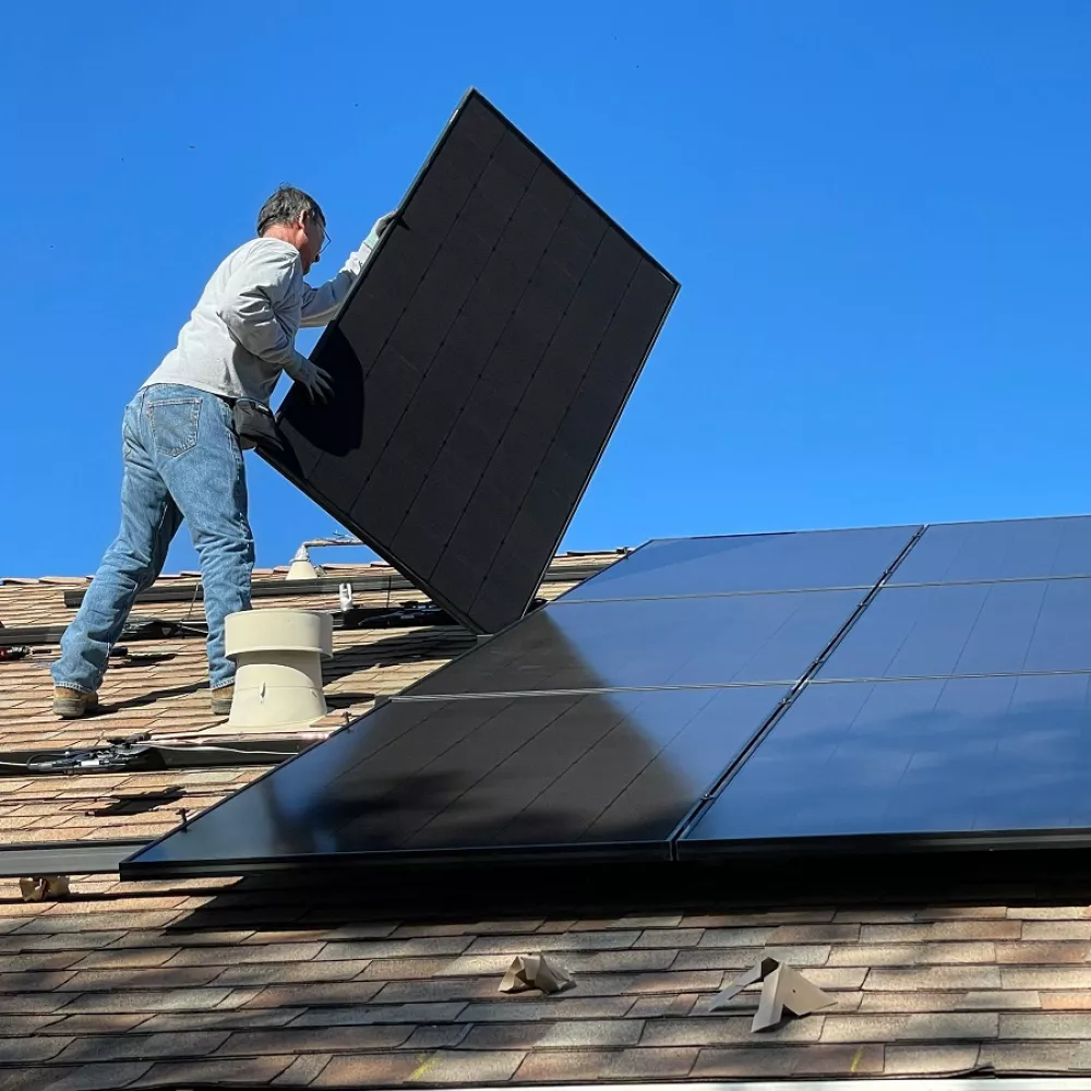 dei tecnici montano dei sistemi fotovoltaici
