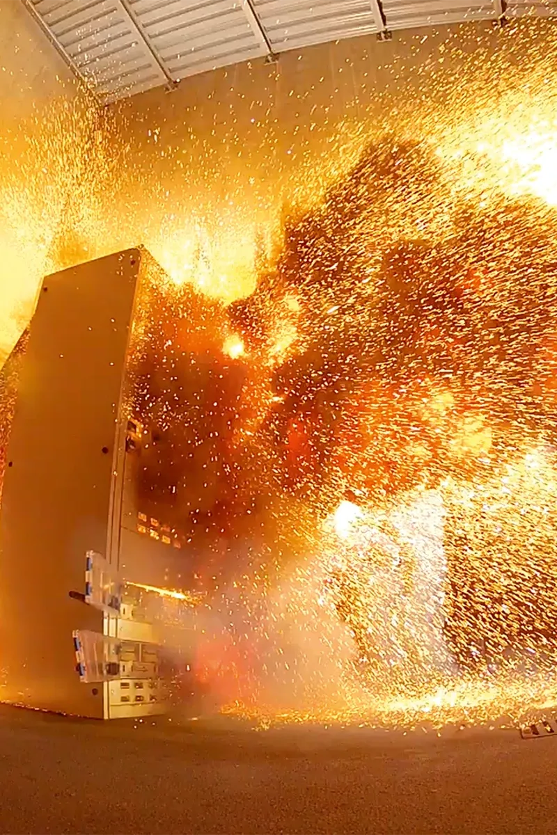 Esplosione di un quadro elettrico con fuoco e scintille.