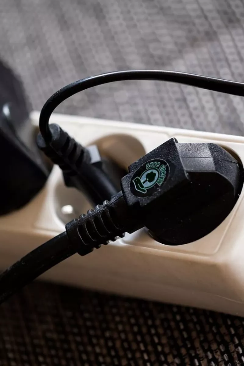 una presa elettrica sovraccarica