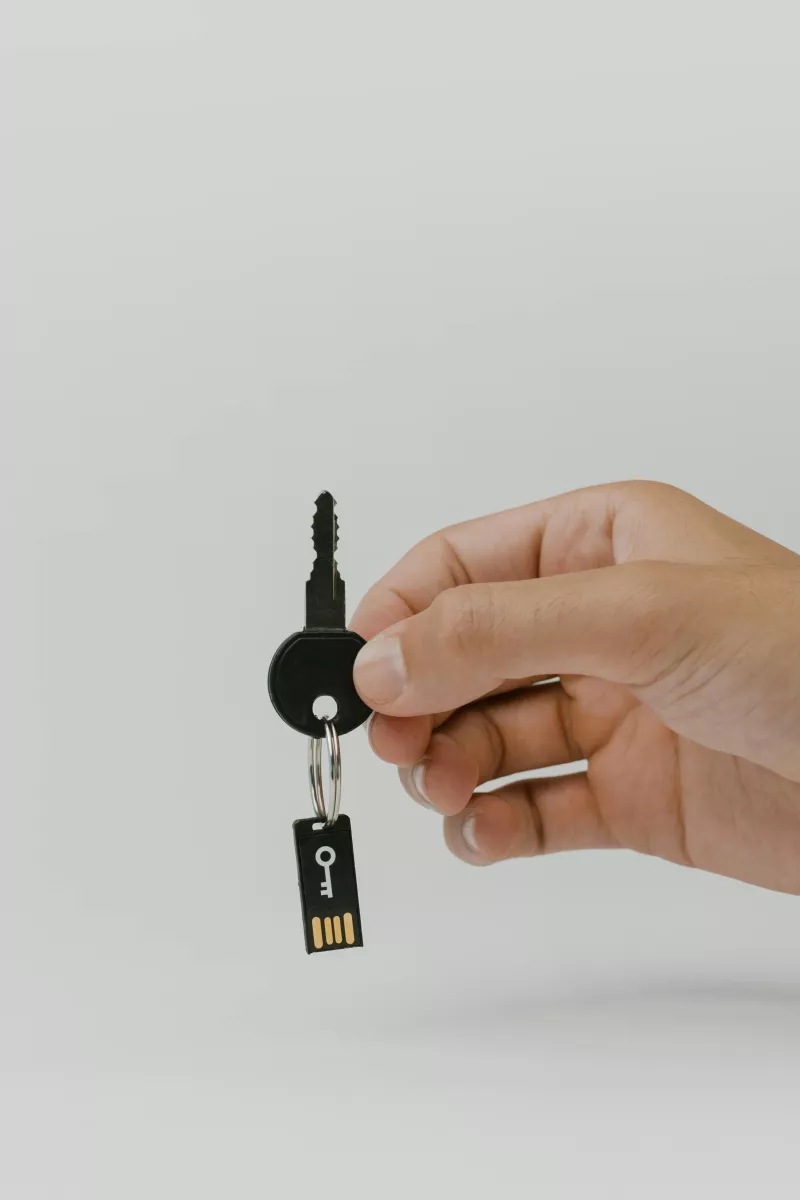 una chiavetta usb a forma di portachiavi. Utilissima per i backup dei file più importanti