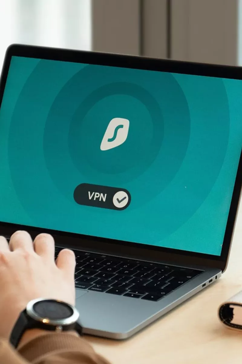 un pc dal quale si naviga online proteti da una vpn