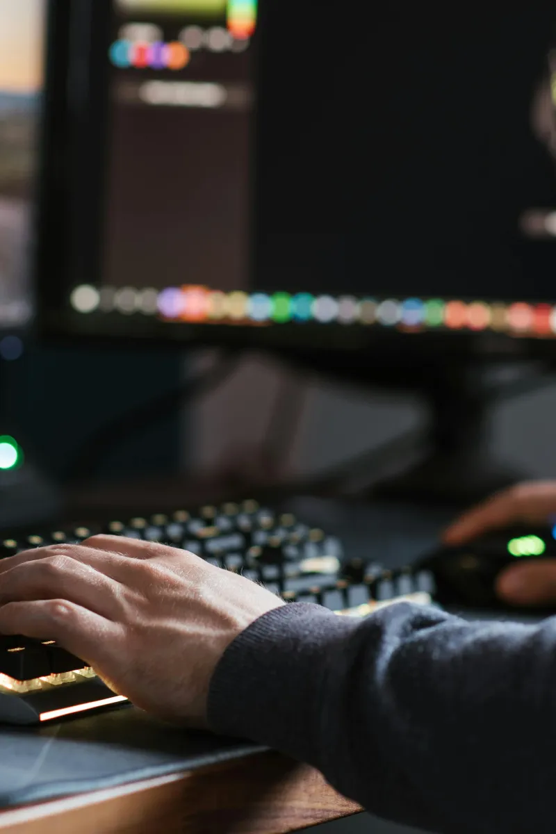 un gamer che sta programmando il suo sistema per ridurre al minimo la latenza