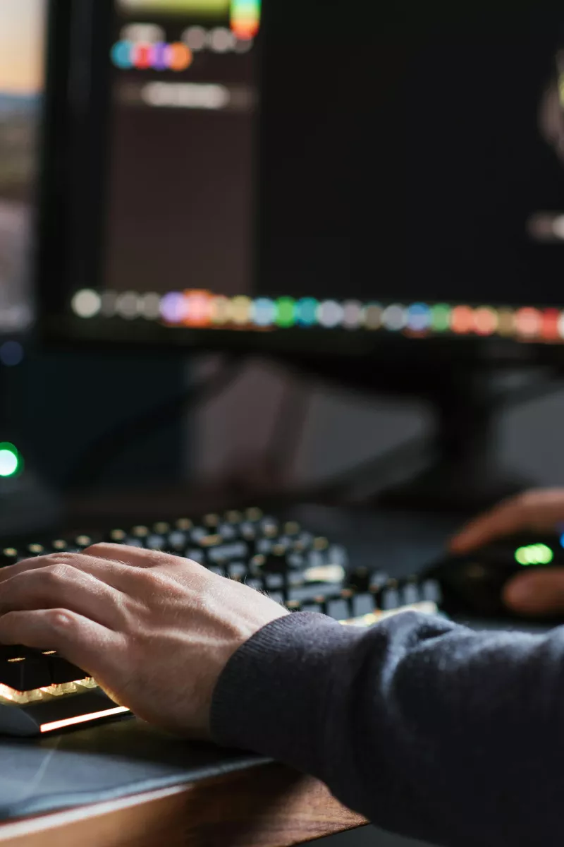 un gamer che sta programmando il suo sistema per ridurre al minimo la latenza