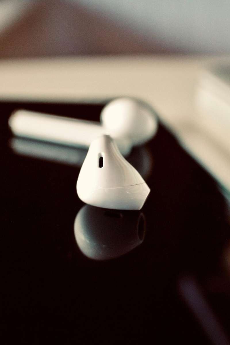 un paio di cuffie wireless nella loro custodia