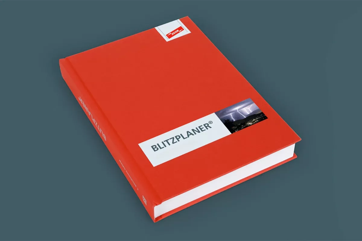 Red hardcover book titled “BLITZPLANER” with lightning image on the cover against a dark background.