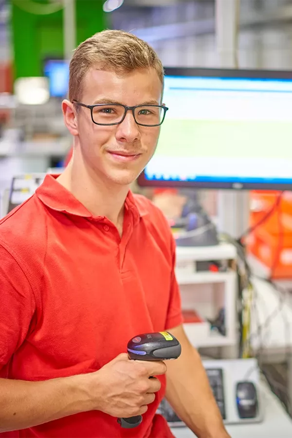 Mitarbeiter mit Handscanner