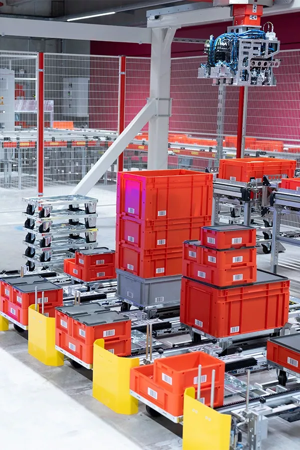 Roboterarm im automatisierten Lager